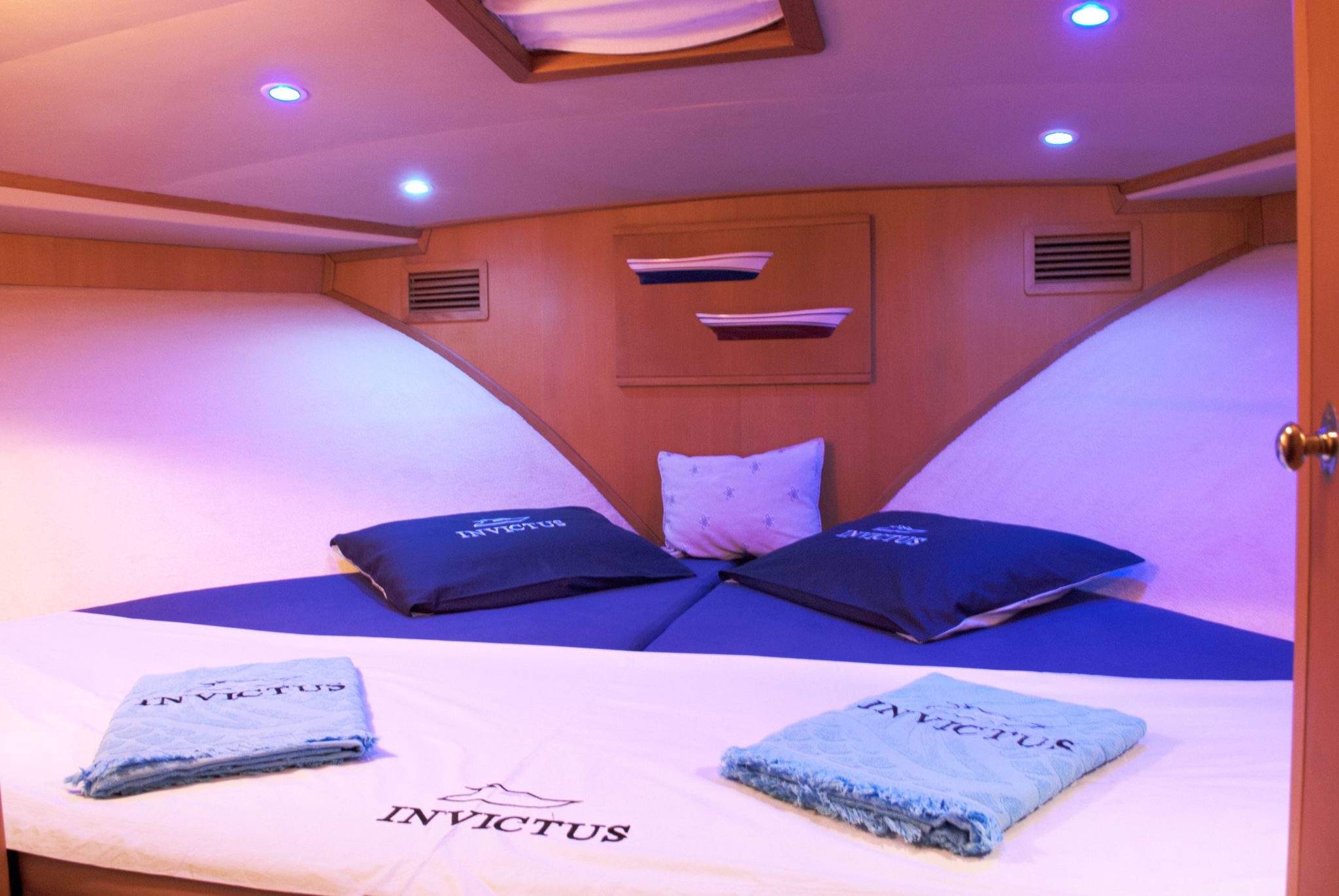 Name: “Invictus” – Bertram Convertible Flybridge, 16m American Luxury Yacht
